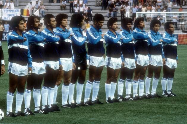 Nationalhymne El Salvador mit Torwart Luis Mora, Jose Jovel, Carlos Recinos, Ramon Fagoaga, Joaquin Ventura, Jose Huezo, Jorge Gonzalez, Francisco Osorto, Jose Rivas, Luis Ramirez, Jaime Rodriguez Fußball WM Herren WM 1982, Länderspiel, Nationalteam Totale Elche
