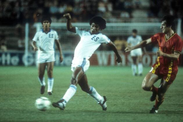 Francois van der Elst (Belgien, re.) im Duell Fußball WM Herren WM 1982, Länderspiel, Nationalteam, Nationaltrikot, Belgien - El Salvador 1:0 Gruppe Elche Dynamik, Kampf,