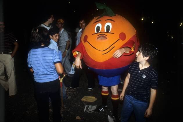 Orange Naranjito, Maskottchen der WM 1982 in Spanien, mit jungen Fans Fußball WM Herren WM 1982, Länderspiel, Nationalteam, Gruppe