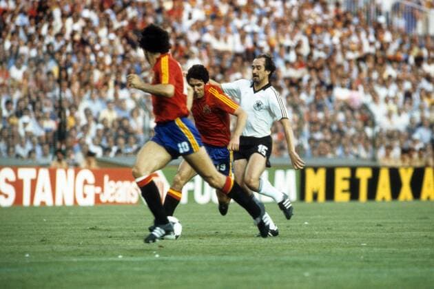 Uli Stielike (BR Deutschland, re.) gegen Carlos Santillana (Spanien) Fußball WM Herren WM 1982, Länderspiel, Nationalteam, Nationaltrikot, BRD - Spanien 2:1 Gruppe Madrid Dynamik, Kampf,