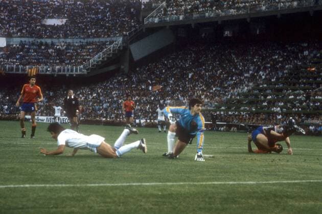 Hector Zelaya (Honduras, vorn li.) überwindet Torwart Luis Arconada (Spanien) und erzielt das Tor zum 0:1 Fußball WM Herren WM 1982, Länderspiel, Nationalteam, Nationaltrikot, Spanien - Honduras 1:1 Gruppe Valencia Dynamik,