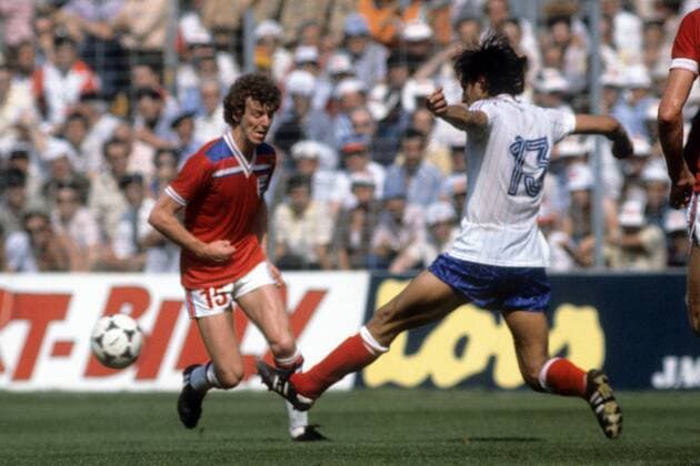 Graham Rix (England, li.) gegen Jean Francois Larios (Frankreich) Fußball WM Herren WM 1982, Länderspiel, Nationalteam, Nationaltrikot, England - Frankreich 3:1 Gruppe Bilbao Dynamik, Kampf,