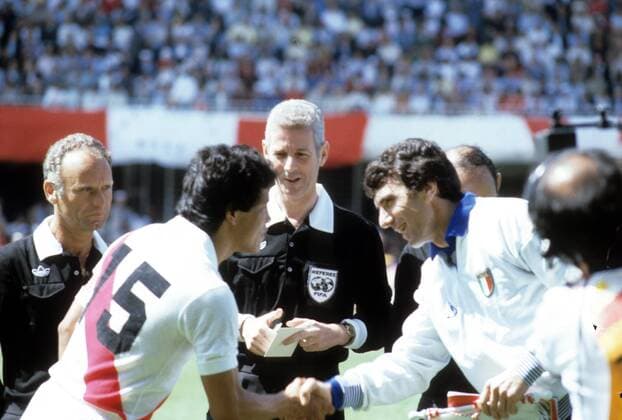 FIFA Schiedsrichter Walter Eschweiler (BR Deutschland, Mitte) zwischen Torwart Dino Zoff (Italien, re.) und Toribio Diaz (Peru) - Shakehands vor dem Spiel Fußball WM Herren WM 1982, Länderspiel, Nationalteam, Nationaltrikot, Italien - Peru 1:1 Gruppe Vigo Harmonie, Freude,