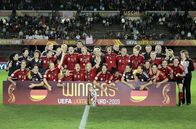 Deutschland ist Europameister 2009 o0 Freude Jubel Pokal Trophäe Totale