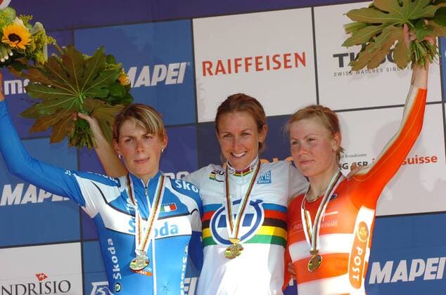Siegerehrung Weltmeisterschaft 2009 im Zeitfahren: Kirstin Armstrong (USA, Mitte) gewinnt vor Noemi Cantele (ITA, li.) und Linda Melanie Villumsen (Dänemark) -  o0 Straßenradsport, Rad Weltmeister
