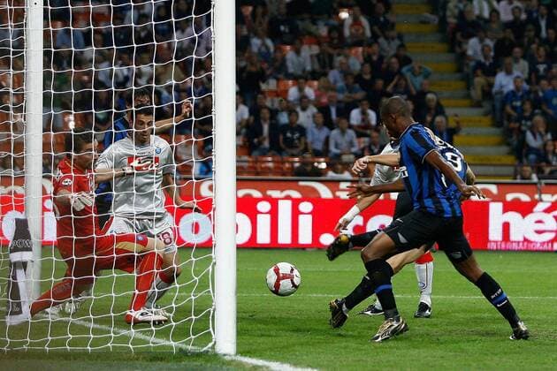 Inter Mailand - SSC Neapel: Samuel Eto o (Inter, R) trifft  o0 Etoo