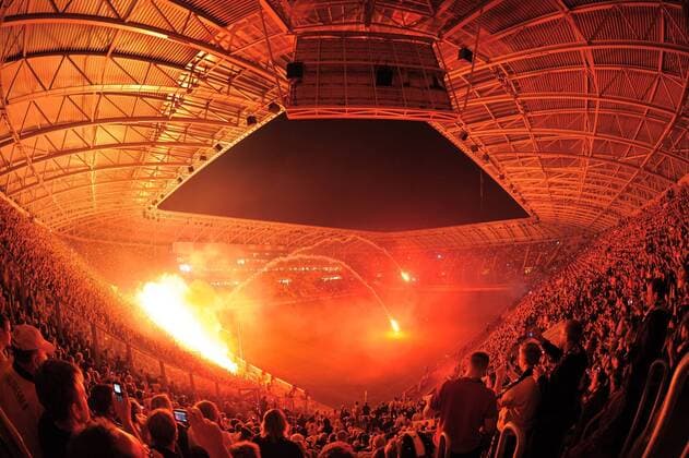 Fußball, Stadiongeschichte SG Dynamo Dresden Eröffnung Rudolf Harbig Stadion, Fans der SG Dynamo Dresden feiern mit Leuchtraketen die Einweihung ihrer neuen Heimspielstätte o0 Totale Bengalfeuer, bengalisches Feuer Stimmung Atmosphäre Perspektive Zuschauerperspektive o0 fisheye