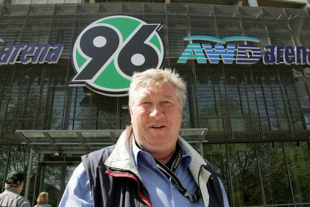 Dieter Schatzschneider (Deutschland) vor dem Logo von Hannover 96