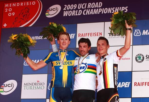 Fabian Cancellara (Schweiz, Mitte), Weltmeister im Einzelzeitfahren 2009 in Mendrisio, vor Gustav Larsson (Schweden, li.) und Tony Martin (Deutschland) o0 Jubel, Freude, Sieg, Sieger 