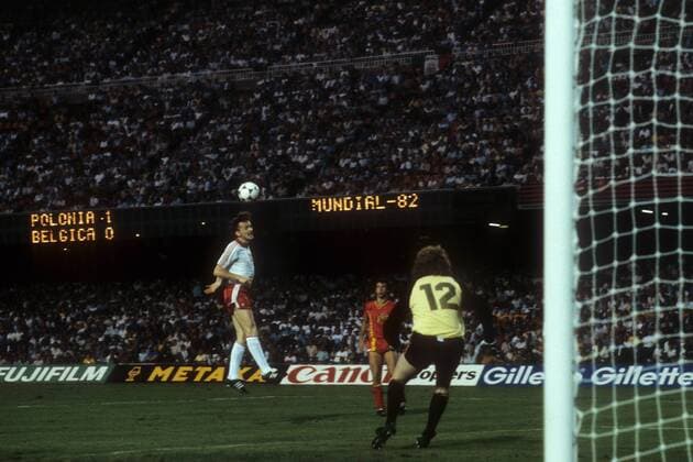Zbigniew Boniek (Polen, li.) trifft gegen Torwart Theo Custers (Belgien) zum 2:0 Fußball WM Herren WM 1982, Länderspiel, Nationalteam, Nationaltrikot, Polen - Belgien 3:1 Gruppe Barcelona Dynamik,