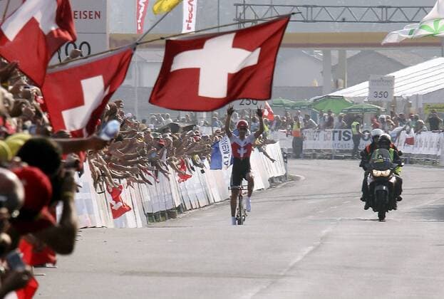 Fabian Cancellara (Schweiz) - Weltmeister im Einzelzeitfahren in Mendrisio 2009 o0 Sieg, Sieger, Jubel, Freude, totale, Fahne, Landesfahne,