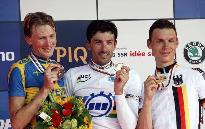 Fabian Cancellara (Schweiz), Weltmeister im Einzelzeitfahren in Mendrisio 2009, vor Gustav Larsson (Schweden, li.) und Tony Martin (Deutschland) o0 Sieg, Sieger, Jubel, Freude