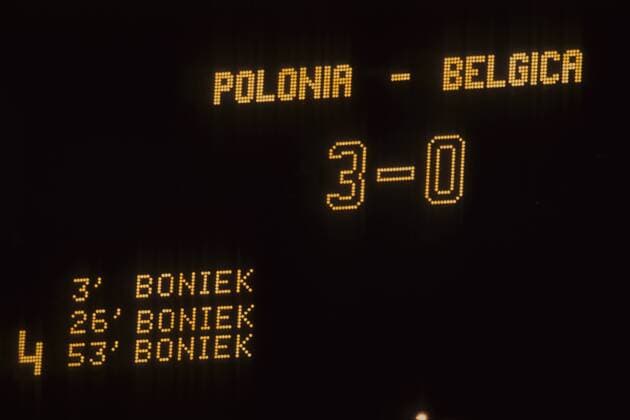 Anzeigetafel zeigt das Endergebnis an: Polen schlägt Belgien 3:0, alle Tore erzielt von Zbigniew Boniek (Polen) Fußball WM Herren WM 1982, Länderspiel, Nationalteam, Polen - Belgien 3:0 Einzelbild Barcelona