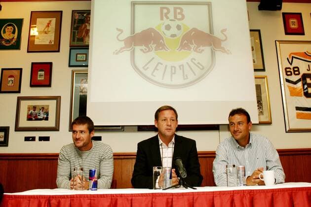 Leipzig, 25.09.2009, Fußball, NOFV Oberliga Süd, Pressekonferenz. RasenBallsport Leipzig (Red Bull), PK in der Champions Sportsbar des Marriott-Hotels vor dem bevorstehenden Spiel gegen 1.FC Lok leipzig. V.l.n.r.: Spieler Patrick Bick, Pressesprecher Hans-Georg Felder, Trainer Tino Vogel.