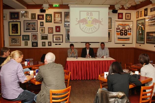 Leipzig, 25.09.2009, Fußball, NOFV Oberliga Süd, Pressekonferenz. RasenBallsport Leipzig (Red Bull), PK in der Champions Sportsbar des Marriott-Hotels vor dem bevorstehenden Spiel gegen 1.FC Lok leipzig. Podium, V.l.n.r.: Patrick Bick, Pressesprecher Hans-Georg Felder, Trainer Tino Vogel.