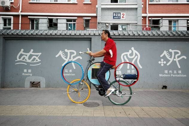 Olympia, Historie, Rückblick auf die Sommerspiele 2008 in Peking Beijing - AUGUST 17, 2008: A man named An Zhonglin ride his own made Olympic rings bike in Beijing on August 17, 2008.  CFP20090902 o0 kurios Komik Ringe Olympiaringe 