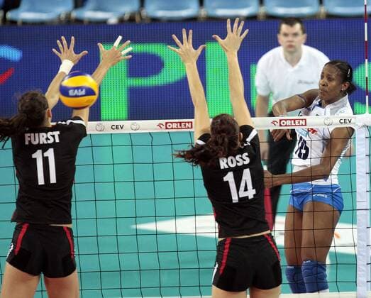 ITALY v GERMANY - TAISMARY AGUERO (ITA, re.), Christiane FÜRST, Sabrina ROSS (beide GER)  BOR_20090925_1570.jpg