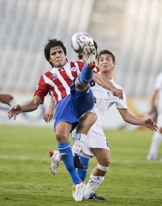 Italy s Andrea Mazzarani (R) vies with Paraguay s Ronald Huth during a match . (3) 