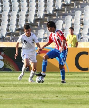 Marco CALDERONI (ITA, li.) gegen Hernan Perez (Paraguay) Fußball WM Herren U20 WM 2009, Länderspiel, Nationalteam, Nationaltrikot, U 20, Paraguay - Italien Gruppe Kairo Dynamik,