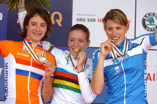 Weltmeisterin Tatiana Guderzo (Italien, Mitte), die Zweitplatzierte Marianne Vos (Niederlande, li.) und Noemi Cantele (Italien) -  o0 Sieg, Sieger, Weltmeister, Jubel, Freude