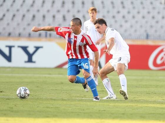 Jorge Moreira (Paraguay, li.) im Duell Fußball WM Herren U20 WM 2009, Länderspiel, Nationalteam, Nationaltrikot, U 20, Paraguay - Italien Gruppe Kairo