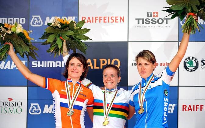 Siegerehrung v.li.: Marianne Vos (NED), Weltmeisterin Tatiana Guderzo und Noemi Cantele (beide ITA) mit ihren Medaillen. Jubel. 