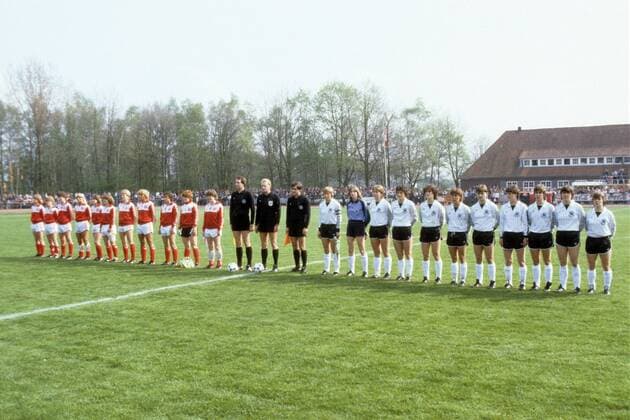 Nationalhymnen beim Länderspiel zwischen BR Deutschland (re.) und Dänemark Fußball Länderspiel Damen Freundschaftsspiel 1983, Nationalteam, Nationaltrikot, Frauen, Frauenfußball, Test, Testspiel, BRD Totale Delmenhorst