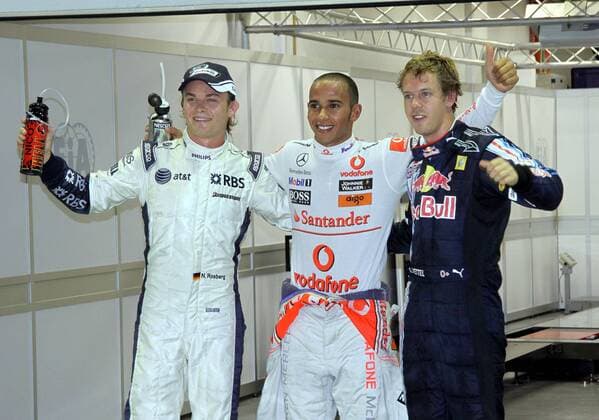Lewis Hamilton, McLaren Mercedes, gewinnt das Qualifying zum GP von Singapur vor Sebastian Vettel (re.), Red Bull Racing, und Nico Rosberg, Williams o0 Jubel, Freude