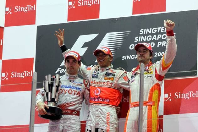 Siegerehrung zum Großen Preis von Singapur 2009 - Sieger Lewis Hamilton (England McLaren Mercedes, Mitte), der Zweite Timo Glock (Deutschland Toyota, li.) und Fernando Alonso (Spanien Renault) o0 Jubel, Freude, Pokal, Trophäe, Mc Laren
