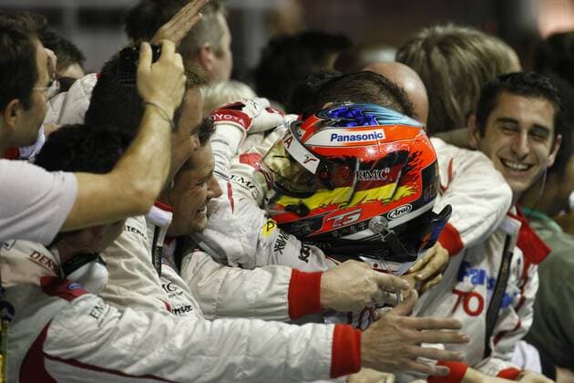 Timo Glock (GER Toyota) mit seinen Mechanikern parc ferme f1 Singapore 27.09.2009