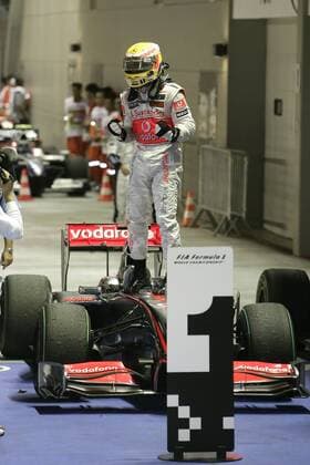 Lewis Hamilton (GBR, McLaren Mercedes) siegt in Singapur xHOCHxZWEIx xMichaelxKunkelxo0 Einzelbild o0 Mc Laren