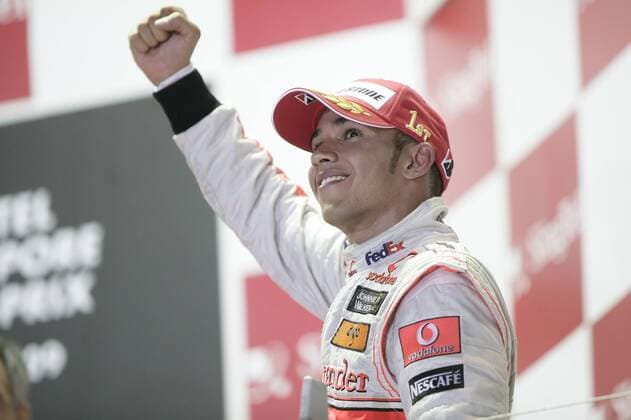 Lewis Hamilton (GBR, McLaren Mercedes) siegt in Singapur xHOCHxZWEIx xMichaelxKunkelxo0 Freude o0 Einzelbild o0 Mc Laren