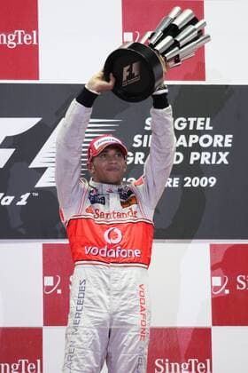 Lewis Hamilton (GBR, McLaren Mercedes) siegt in Singapur xHOCHxZWEIx xMichaelxKunkelxo0 Pokal TrophÃ¤e o0 Einzelbild o0 Mc Laren