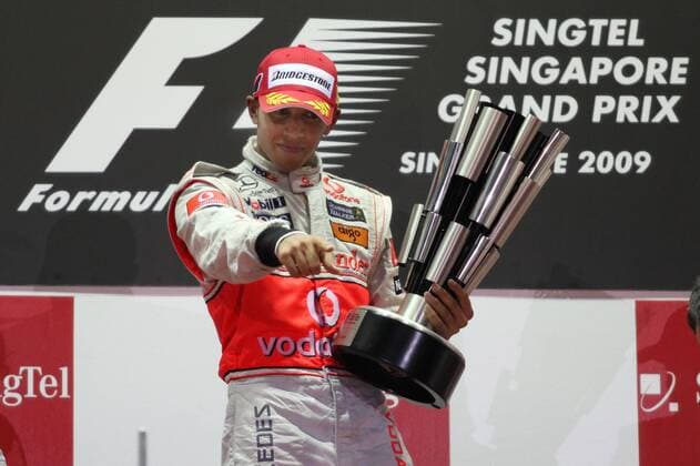 Lewis Hamilton (GBR, McLaren Mercedes) siegt in Singapur xHOCHxZWEIx xMichaelxKunkelxo0 Pokal TrophÃ¤e o0 Einzelbild o0 Mc Laren