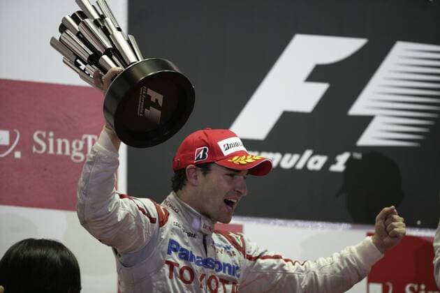 Timo Glock (GER, Toyota) belegt Platz 2 in Singapur, xHOCHxZWEIx xMichaelxKunkelx  o0 Siegerehrung Jubel Freude Trophäe Pokal o00 F