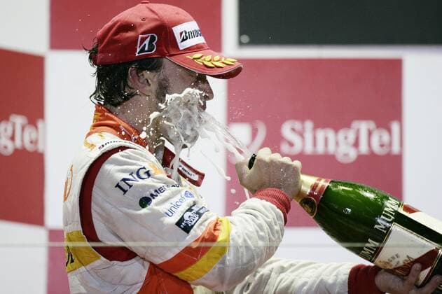 Fernando Alonso (ESP, Renault) belegt Platz 2 in Singapur, xHOCHxZWEIx xMichaelxKunkelxo0 Jubel Freude Siegerehrung o00 F