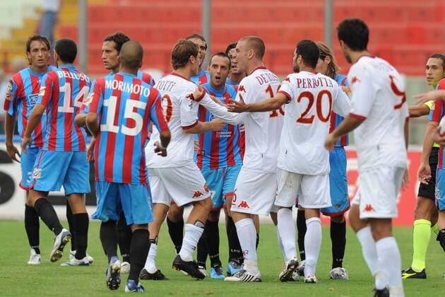 Francesco Totti (L) und Daniele De Rossi (beide AS ROM Roma) im Streit mit Guiseppe Mascara (Mitte, Calcio Catania) 