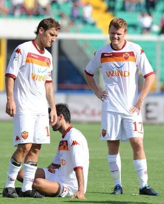 Francesco Totti (L) - John Riise (R, beide AS Rom Roma) enttäuscht 