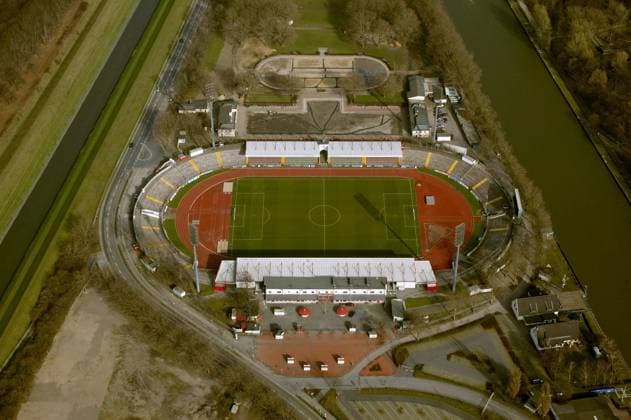 Fußball, Stadiongeschichte Rot-Weiß Oberhausen Luftaufnahme des Niederrheinstadions - Heimspielstätte von Rot Weiß Oberhausen Fußball 2. BL Herren Saison 2003 2004, Vogelperspektive, oben Luftaufnahme, RWO, RW Oberhausen Totale Niederrheinstadion Oberhausen