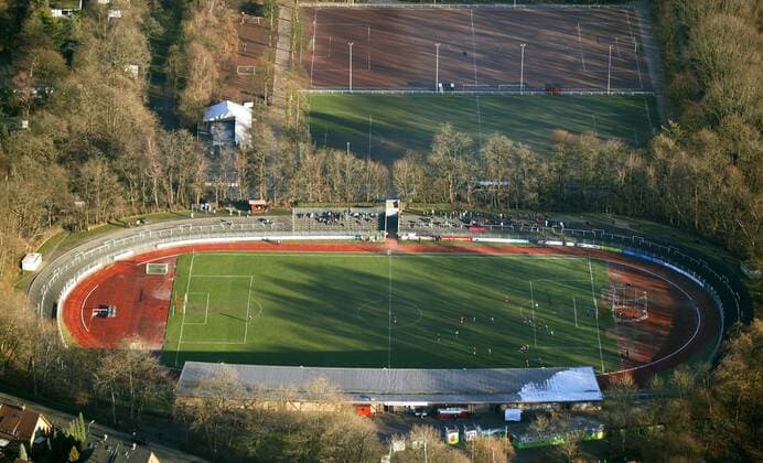Luftaufnahme des Stimberg Stadions - Heimspielstätte der SpVgg Erkenschwick Fußball Herren Amateurfußball 2003, Freizeitfußball, Vogelperspektive, oben Luftaufnahme Totale Stimberg Stadion Oer Erkenschwick