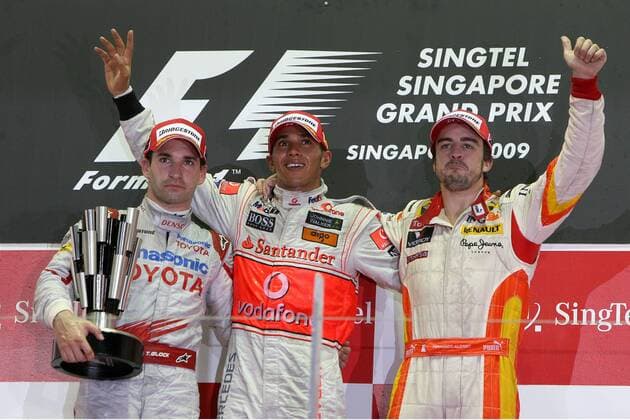 Lewis Hamilton (England McLaren Mercedes, Mitte) gewinnt den Großen Preis von Singapur 2009 vor Timo Glock (Deutschland Toyota, li.) und Fernando Alonso (Spanien Renault) o0 Sieg, Sieger, Mc Laren, Jubel, Freude