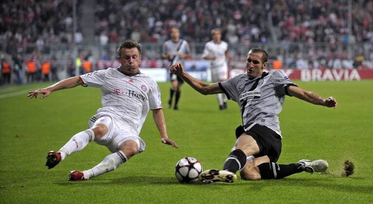 FC Bayern München - Juventus Turin 0:0, Juve, Ivica Olic (Bayern München, li.) gegen Giorgio Chiellini (Juventus Turin, Juve) o00 League