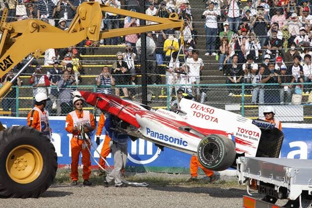 Timo Glock (Deutschland Toyota) - verunfallter toyota f1 wird abgeschleppt