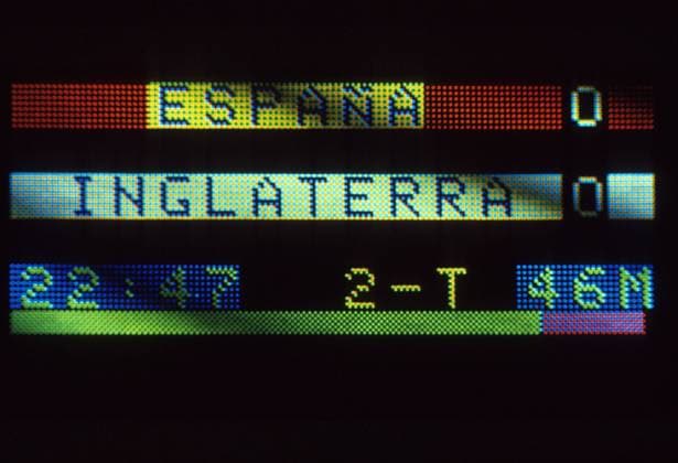 Anzeigetafel zeigt das Endergebnis an: Spanien und England trennen sich 0:0 - DEUTSCHSPRACHIGE SPORTZEITSCHRIFTEN UND -ZEITUNGEN NUR NACH RÜCKSPRACHE Fußball Länderspiel Herren WM 1982, Nationalteam, England - Spanien Einzelbild Madrid