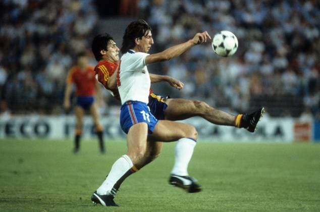 Paul Mariner (England, re.) im Duell - DEUTSCHSPRACHIGE SPORTZEITSCHRIFTEN UND -ZEITUNGEN NUR NACH RÜCKSPRACHE Fußball Länderspiel Herren WM 1982, Nationalteam, Nationaltrikot, England - Spanien 0:0 Gruppe Madrid Dynamik,
