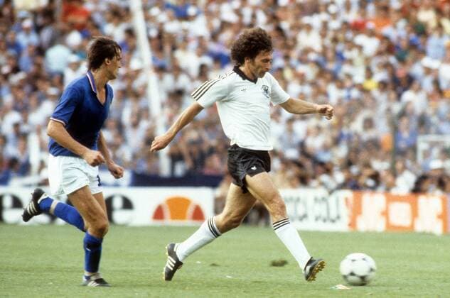 Paul Breitner (BR Deutschland, re.) gegen Marco Tardelli (Italien) - DEUTSCHSPRACHIGE SPORTZEITSCHRIFTEN UND -ZEITUNGEN NUR NACH RÜCKSPRACHE Fußball Länderspiel Herren WM 1982, Finale, Nationalteam, Nationaltrikot, BRD, Italien - BR Deutschland 3:1 Gruppe Madrid Dynamik,