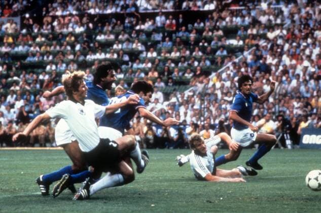 Paolo Rossi (Italien, 2.v.li.) trifft zum 1:0, li. Karl-Heinz Förster (Deutschland) und hinten Antonio Cabrini (Italien) - DEUTSCHSPRACHIGE SPORTZEITSCHRIFTEN UND -ZEITUNGEN NUR NACH RÜCKSPRACHE Fußball Länderspiel Herren WM Finale 1982, Nationalteam, Nationaltrikot, BRD, Italien - BR Deutschland 3:1 Gruppe Madrid Dynamik, Kampf,