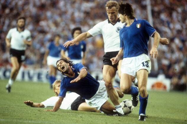 Gabriele Oriali (re.) und Antonio Cabrini (beide Italien) gegen Hans Peter Briegel (BR Deutschland, 2.v.re.) - DEUTSCHSPRACHIGE SPORTZEITSCHRIFTEN UND -ZEITUNGEN NUR NACH RÜCKSPRACHE Fußball Länderspiel Herren WM Finale 1982, Nationalteam, Nationaltrikot, BRD, Italien - BR Deutschland 3:1 Gruppe Madrid Dynamik, Kampf,