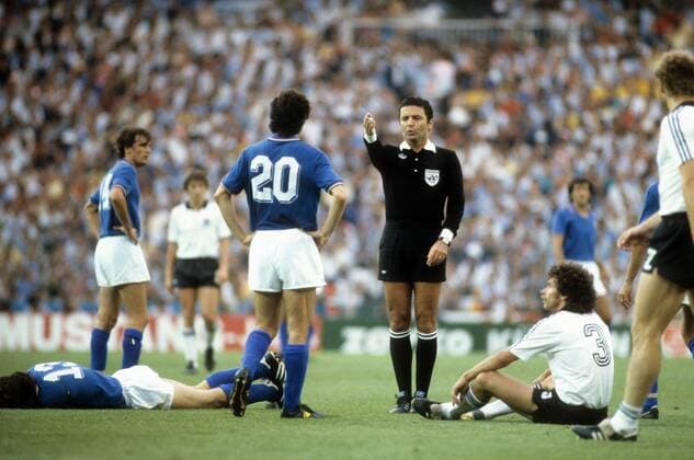 FIFA Schiedsrichter Arnaldo Coelho (Brasilien, Mitte) mit Paolo Rossi (Italien, li.) und Paul Breitner (BR Deutschland) - DEUTSCHSPRACHIGE SPORTZEITSCHRIFTEN UND -ZEITUNGEN NUR NACH RÜCKSPRACHE Fußball Länderspiel Herren WM 1982 Finale, Nationalteam, Nationaltrikot, BRD, Italien - BR Deutschland 3:1 Gruppe Madrid