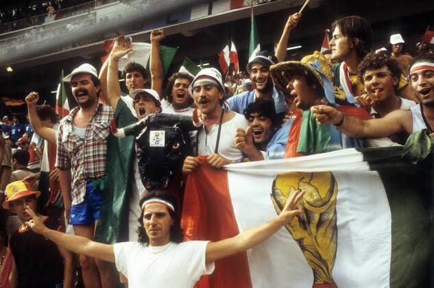 Italienische Fans jubeln - DEUTSCHSPRACHIGE SPORTZEITSCHRIFTEN UND -ZEITUNGEN NUR NACH RÜCKSPRACHE Fußball Länderspiel Herren WM 1982 Finale, Nationalteam, Gruppe Madrid Freude,